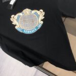 P75 💥 VER*SACE 范思哲 专柜同款圆领短袖T恤～标志性品牌logo印花点缀～定制棉质面料～ 厚板立体！衣服偏厚使整体高透气和柔软性的质感更加凸显，饱满的棉质感引起极度舒适。高端人士必备单品！ 颜色：黑色 白 尺码：M-3XL（下单请报身高体重！）