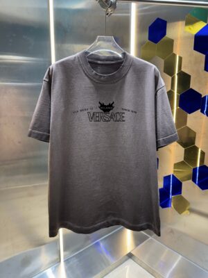 weigou_206335_0_daa9df28a8 P80 VERSACE*范思*哲2026ss夏季上新 重磅推出320克重高密度面料短袖t恤 吊牌 领标 洗水唛 三标齐全 颜色: 洗水黑色 洗水白色 洗水灰 褐色 码数: S M L XL XX