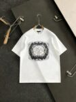 P75 范思哲 新款潮牌T恤.男女同款！胸前字母图形及字母高温烫画设计.三层工艺立体感满满.品相与面料工艺都极为拔尖的一款短袖，精选260g纯棉棉面料 ，肌理构造细腻精致高级，舒适性与透气性绝佳！贴身亲肤舒适.细节精致出挑，推荐入手！颜色：黑色.白色码数：M-XXXL微扩版型❗️（175/145斤建议L）