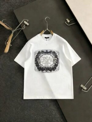 P75 范思哲 新款潮牌T恤.男女同款！胸前字母图形及字母高温烫画设计.三层工艺立体感满满.品相与面料工艺都极为拔尖的一款短袖，精选260g纯棉棉面料 ，肌理构造细腻精致高级，舒适性与透气性绝佳！贴身亲肤舒适.细节精致出挑，推荐入手！颜色：黑色.白色码数：M-XXXL微扩版型❗️（175/145斤建议L）