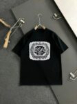P75 范思哲 新款潮牌T恤.男女同款！胸前字母图形及字母高温烫画设计.三层工艺立体感满满.品相与面料工艺都极为拔尖的一款短袖，精选260g纯棉棉面料 ，肌理构造细腻精致高级，舒适性与透气性绝佳！贴身亲肤舒适.细节精致出挑，推荐入手！颜色：黑色.白色码数：M-XXXL微扩版型❗️（175/145斤建议L）