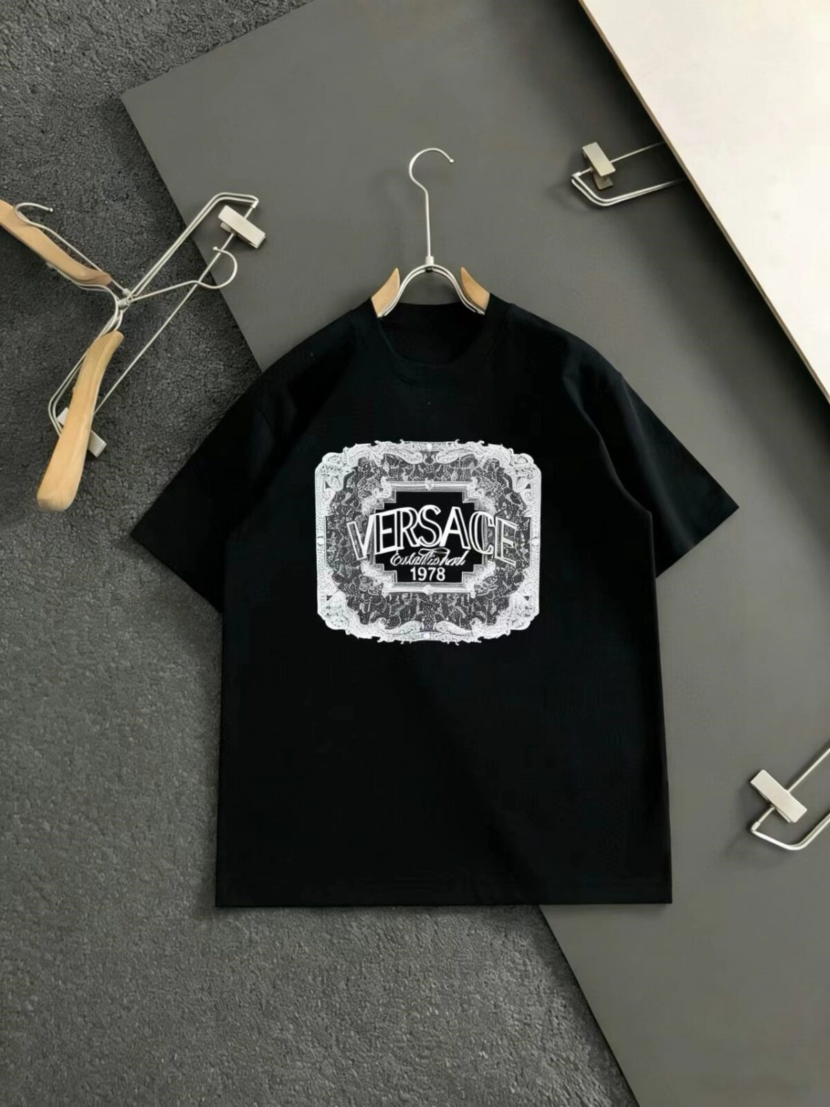 P75 范思哲 新款潮牌T恤.男女同款！胸前字母图形及字母高温烫画设计.三层工艺立体感满满.品相与面料工艺都极为拔尖的一款短袖，精选260g纯棉棉面料 ，肌理构造细腻精致高级，舒适性与透气性绝佳！贴身亲肤舒适.细节精致出挑，推荐入手！颜色：黑色.白色码数：M-XXXL微扩版型❗️（175/145斤建议L）