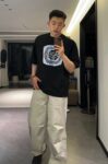 P75 范思哲 新款潮牌T恤.男女同款！胸前字母图形及字母高温烫画设计.三层工艺立体感满满.品相与面料工艺都极为拔尖的一款短袖，精选260g纯棉棉面料 ，肌理构造细腻精致高级，舒适性与透气性绝佳！贴身亲肤舒适.细节精致出挑，推荐入手！颜色：黑色.白色码数：M-XXXL微扩版型❗️（175/145斤建议L）