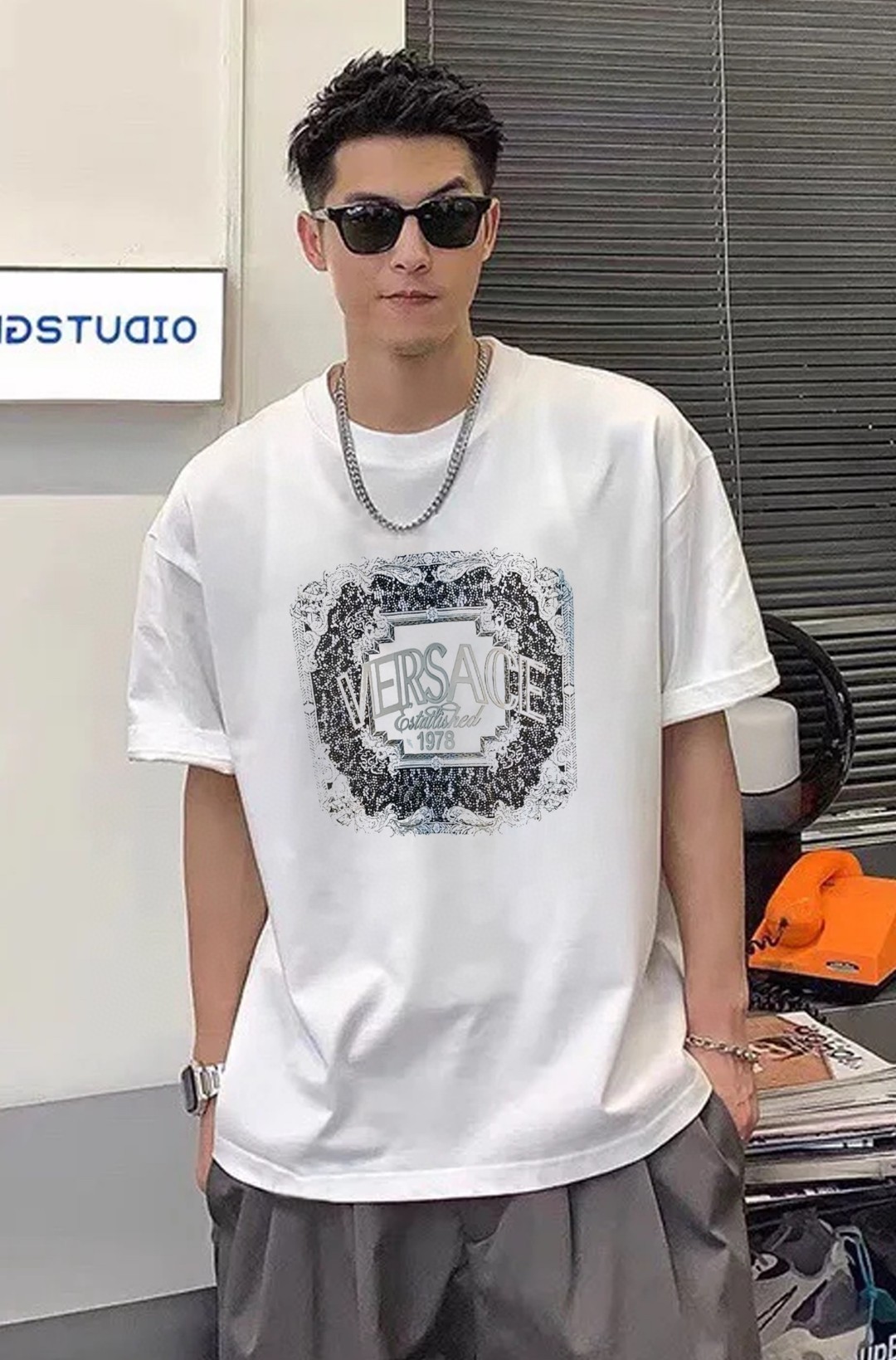 P75 范思哲 新款潮牌T恤.男女同款！胸前字母图形及字母高温烫画设计.三层工艺立体感满满.品相与面料工艺都极为拔尖的一款短袖，精选260g纯棉棉面料 ，肌理构造细腻精致高级，舒适性与透气性绝佳！贴身亲肤舒适.细节精致出挑，推荐入手！颜色：黑色.白色码数：M-XXXL微扩版型❗️（175/145斤建议L）