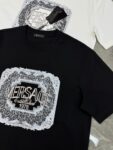 P75 范思哲 新款潮牌T恤.男女同款！胸前字母图形及字母高温烫画设计.三层工艺立体感满满.品相与面料工艺都极为拔尖的一款短袖，精选260g纯棉棉面料 ，肌理构造细腻精致高级，舒适性与透气性绝佳！贴身亲肤舒适.细节精致出挑，推荐入手！颜色：黑色.白色码数：M-XXXL微扩版型❗️（175/145斤建议L）