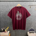 P85 Vers*范思*哲* 2026春夏新款 经典logo遇光闪钻烫钻工艺 双纱定制平纹纯棉面料 短袖T恤 男女同款 颜色 ：黑色 白色 酒红色 尺码： S （90-130斤） M （120-150斤） L （140-165斤） XL （160-180斤） XXL （180-210斤）