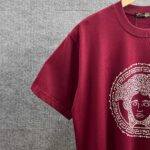 P85 Vers*范思*哲* 2026春夏新款 经典logo遇光闪钻烫钻工艺 双纱定制平纹纯棉面料 短袖T恤 男女同款 颜色 ：黑色 白色 酒红色 尺码： S （90-130斤） M （120-150斤） L （140-165斤） XL （160-180斤） XXL （180-210斤）