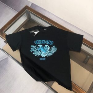 P75 💥 VER*SACE 范思哲 专柜同款圆领短袖T恤～标志性品牌logo印花点缀～定制棉质面料～ 厚板立体！衣服偏厚使整体高透气和柔软性的质感更加凸显，饱满的棉质感引起极度舒适。高端人士必备单品！ 颜色：黑色 米白 尺码：M-3XL（下单请报身高体重！）