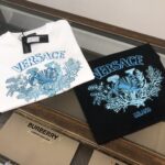 P75 💥 VER*SACE 范思哲 专柜同款圆领短袖T恤～标志性品牌logo印花点缀～定制棉质面料～ 厚板立体！衣服偏厚使整体高透气和柔软性的质感更加凸显，饱满的棉质感引起极度舒适。高端人士必备单品！ 颜色：黑色 米白 尺码：M-3XL（下单请报身高体重！）