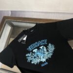 P75 💥 VER*SACE 范思哲 专柜同款圆领短袖T恤～标志性品牌logo印花点缀～定制棉质面料～ 厚板立体！衣服偏厚使整体高透气和柔软性的质感更加凸显，饱满的棉质感引起极度舒适。高端人士必备单品！ 颜色：黑色 米白 尺码：M-3XL（下单请报身高体重！）
