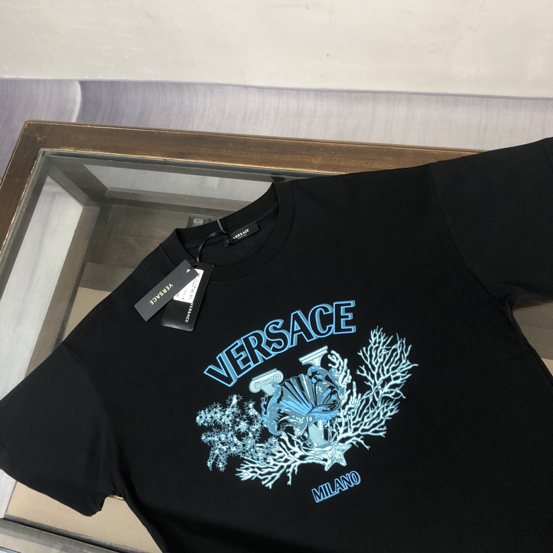 P75 💥 VER*SACE 范思哲 专柜同款圆领短袖T恤～标志性品牌logo印花点缀～定制棉质面料～ 厚板立体！衣服偏厚使整体高透气和柔软性的质感更加凸显，饱满的棉质感引起极度舒适。高端人士必备单品！ 颜色：黑色 米白 尺码：M-3XL（下单请报身高体重！）