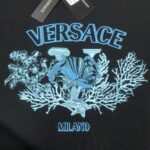 P75 💥 VER*SACE 范思哲 专柜同款圆领短袖T恤～标志性品牌logo印花点缀～定制棉质面料～ 厚板立体！衣服偏厚使整体高透气和柔软性的质感更加凸显，饱满的棉质感引起极度舒适。高端人士必备单品！ 颜色：黑色 米白 尺码：M-3XL（下单请报身高体重！）
