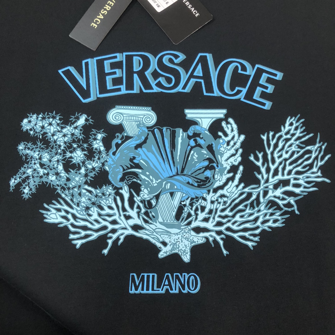 P75 💥 VER*SACE 范思哲 专柜同款圆领短袖T恤～标志性品牌logo印花点缀～定制棉质面料～ 厚板立体！衣服偏厚使整体高透气和柔软性的质感更加凸显，饱满的棉质感引起极度舒适。高端人士必备单品！ 颜色：黑色 米白 尺码：M-3XL（下单请报身高体重！）
