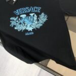 P75 💥 VER*SACE 范思哲 专柜同款圆领短袖T恤～标志性品牌logo印花点缀～定制棉质面料～ 厚板立体！衣服偏厚使整体高透气和柔软性的质感更加凸显，饱满的棉质感引起极度舒适。高端人士必备单品！ 颜色：黑色 米白 尺码：M-3XL（下单请报身高体重！）