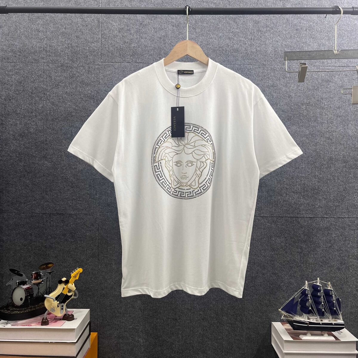 weigou_206473_0_2ee34fcc27 P85 Vers*范思*哲* 2026春夏新款 经典logo图像烫钻工艺 双纱定制平纹纯棉面料 短袖T恤 男女同款 颜色 :黑色 白色 酒红色 尺码: S (90-130斤) M (120-150斤) L (140-165斤) XL (160-180斤) XXL (180-210斤)