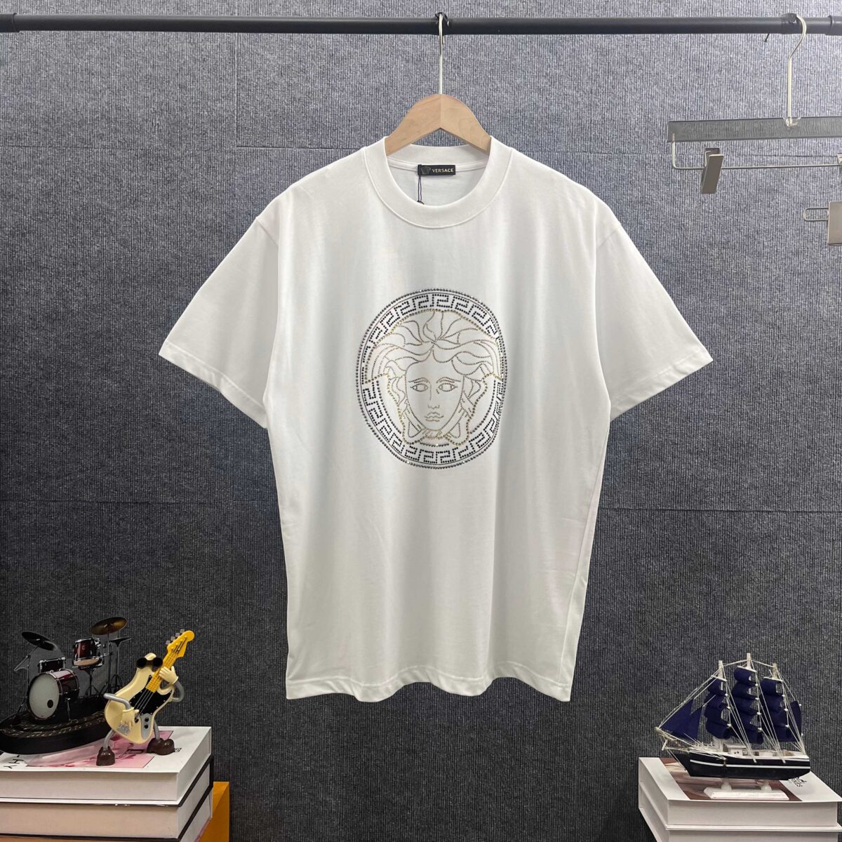 weigou_206473_9_979327988b P85 Vers*范思*哲* 2026春夏新款 经典logo图像烫钻工艺 双纱定制平纹纯棉面料 短袖T恤 男女同款 颜色 :黑色 白色 酒红色 尺码: S (90-130斤) M (120-150斤) L (140-165斤) XL (160-180斤) XXL (180-210斤)