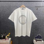 weigou_206473_9_979327988b P85 Vers*范思*哲* 2026春夏新款 经典logo图像烫钻工艺 双纱定制平纹纯棉面料 短袖T恤 男女同款 颜色 :黑色 白色 酒红色 尺码: S (90-130斤) M (120-150斤) L (140-165斤) XL (160-180斤) XXL (180-210斤)