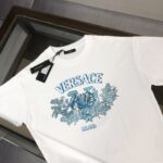 weigou_206475_2_3375d40582 P75 💥 VER*SACE 范思哲 专柜同款圆领短袖T恤~标志性品牌logo印花点缀~定制棉质面料~ 厚板立体!衣服偏厚使整体高透气和柔软性的质感更加凸显,饱满的棉质感引起极度舒适。高端人士必备单品! 颜色:黑色 米白 尺码:M-3XL(下单请报身高体重!)