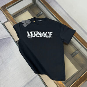 P75 VERSACE 范思哲 26SS最新款圆领短袖T恤，绝对的顶级爆款，👀👀原版一比一面料，胸前字母logo标识更显得不凡跟高档，大气，简约，基础，耐看，但又独具风格，结合了一款优质短袖的所有特点，百搭有型，轻松的就能营造各种风格！黄金比例的衣身裁剪设计，客供定制面料，亲肤透气，非常享受的穿着感，让人一看便觉得非常的高级不凡！ 颜色：黑色 白色 码数：M-XXXL