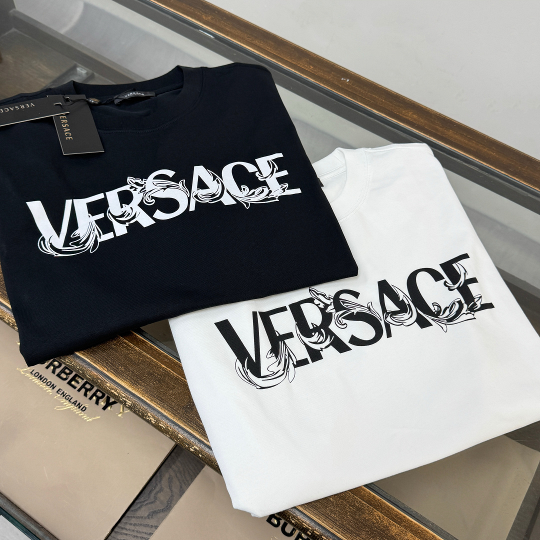 P75 VERSACE 范思哲 26SS最新款圆领短袖T恤，绝对的顶级爆款，👀👀原版一比一面料，胸前字母logo标识更显得不凡跟高档，大气，简约，基础，耐看，但又独具风格，结合了一款优质短袖的所有特点，百搭有型，轻松的就能营造各种风格！黄金比例的衣身裁剪设计，客供定制面料，亲肤透气，非常享受的穿着感，让人一看便觉得非常的高级不凡！ 颜色：黑色 白色 码数：M-XXXL