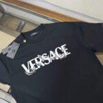P75 VERSACE 范思哲 26SS最新款圆领短袖T恤，绝对的顶级爆款，👀👀原版一比一面料，胸前字母logo标识更显得不凡跟高档，大气，简约，基础，耐看，但又独具风格，结合了一款优质短袖的所有特点，百搭有型，轻松的就能营造各种风格！黄金比例的衣身裁剪设计，客供定制面料，亲肤透气，非常享受的穿着感，让人一看便觉得非常的高级不凡！ 颜色：黑色 白色 码数：M-XXXL