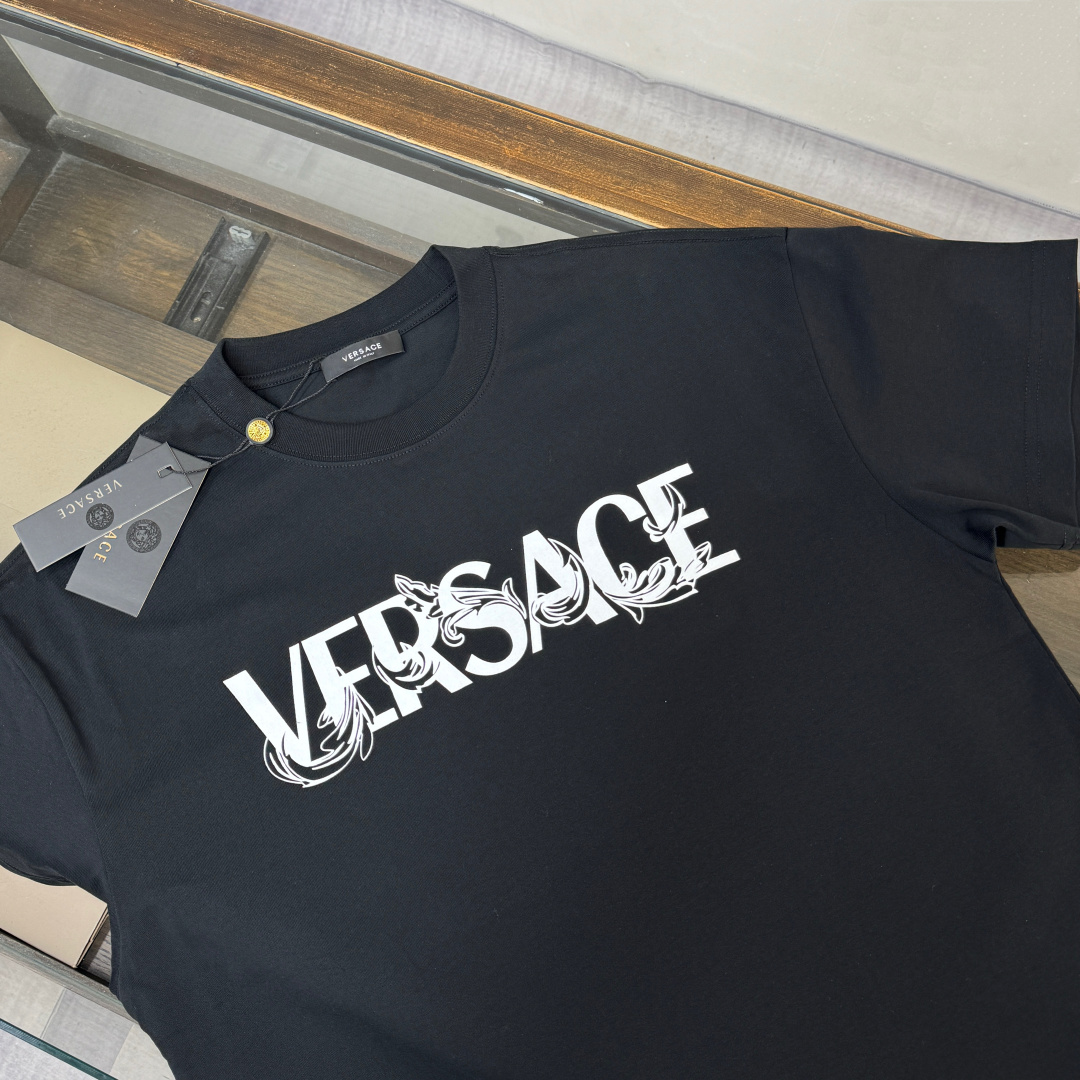 P75 VERSACE 范思哲 26SS最新款圆领短袖T恤，绝对的顶级爆款，👀👀原版一比一面料，胸前字母logo标识更显得不凡跟高档，大气，简约，基础，耐看，但又独具风格，结合了一款优质短袖的所有特点，百搭有型，轻松的就能营造各种风格！黄金比例的衣身裁剪设计，客供定制面料，亲肤透气，非常享受的穿着感，让人一看便觉得非常的高级不凡！ 颜色：黑色 白色 码数：M-XXXL
