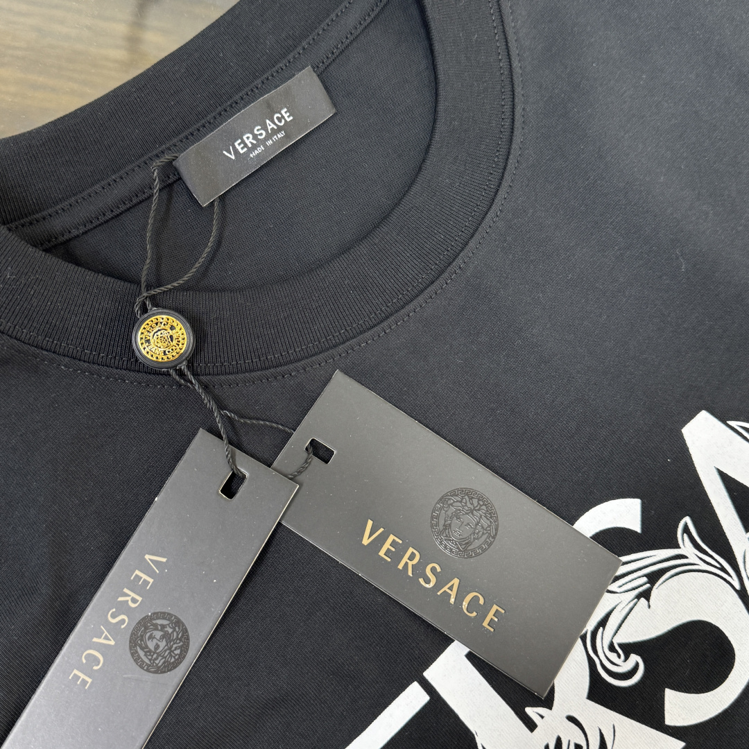 P75 VERSACE 范思哲 26SS最新款圆领短袖T恤，绝对的顶级爆款，👀👀原版一比一面料，胸前字母logo标识更显得不凡跟高档，大气，简约，基础，耐看，但又独具风格，结合了一款优质短袖的所有特点，百搭有型，轻松的就能营造各种风格！黄金比例的衣身裁剪设计，客供定制面料，亲肤透气，非常享受的穿着感，让人一看便觉得非常的高级不凡！ 颜色：黑色 白色 码数：M-XXXL