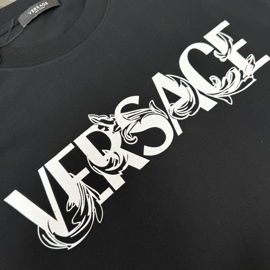 P75 VERSACE 范思哲 26SS最新款圆领短袖T恤，绝对的顶级爆款，👀👀原版一比一面料，胸前字母logo标识更显得不凡跟高档，大气，简约，基础，耐看，但又独具风格，结合了一款优质短袖的所有特点，百搭有型，轻松的就能营造各种风格！黄金比例的衣身裁剪设计，客供定制面料，亲肤透气，非常享受的穿着感，让人一看便觉得非常的高级不凡！ 颜色：黑色 白色 码数：M-XXXL