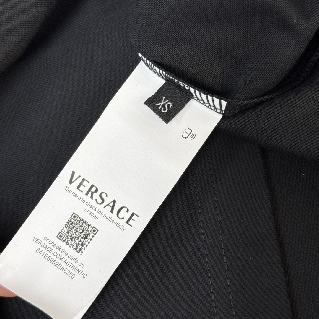 P75 VERSACE 范思哲 26SS最新款圆领短袖T恤，绝对的顶级爆款，👀👀原版一比一面料，胸前字母logo标识更显得不凡跟高档，大气，简约，基础，耐看，但又独具风格，结合了一款优质短袖的所有特点，百搭有型，轻松的就能营造各种风格！黄金比例的衣身裁剪设计，客供定制面料，亲肤透气，非常享受的穿着感，让人一看便觉得非常的高级不凡！ 颜色：黑色 白色 码数：M-XXXL