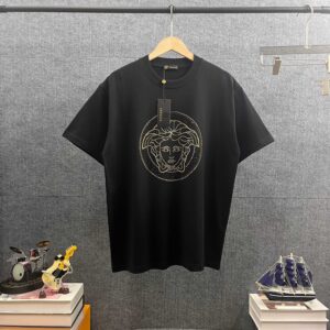 weigou_206552_0_35181fcda8 P85 Vers*范思*哲* 2026春夏新款 经典logo图像烫钻工艺 双纱定制平纹纯棉面料 短袖T恤 男女同款 颜色 :黑色 白色 酒红色 尺码: S (90-130斤) M (120-150斤) L (140-165斤) XL (160-180斤) XXL (180-210斤)