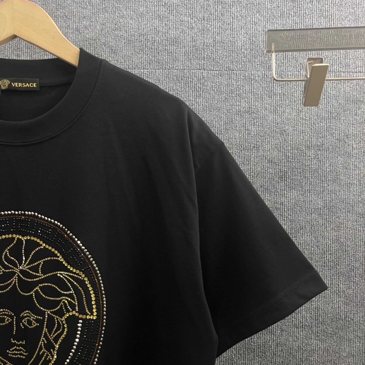 P85 Vers*范思*哲* 2026春夏新款 经典logo图像烫钻工艺 双纱定制平纹纯棉面料 短袖T恤 男女同款 颜色 ：黑色 白色 酒红色 尺码： S （90-130斤） M （120-150斤） L （140-165斤） XL （160-180斤） XXL （180-210斤）