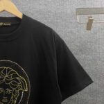 P85 Vers*范思*哲* 2026春夏新款 经典logo图像烫钻工艺 双纱定制平纹纯棉面料 短袖T恤 男女同款 颜色 ：黑色 白色 酒红色 尺码： S （90-130斤） M （120-150斤） L （140-165斤） XL （160-180斤） XXL （180-210斤）
