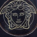 P85 Vers*范思*哲* 2026春夏新款 经典logo图像烫钻工艺 双纱定制平纹纯棉面料 短袖T恤 男女同款 颜色 ：黑色 白色 酒红色 尺码： S （90-130斤） M （120-150斤） L （140-165斤） XL （160-180斤） XXL （180-210斤）