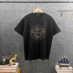 P85 Vers*范思*哲* 2026春夏新款 经典logo图像烫钻工艺 双纱定制平纹纯棉面料 短袖T恤 男女同款 颜色 ：黑色 白色 酒红色 尺码： S （90-130斤） M （120-150斤） L （140-165斤） XL （160-180斤） XXL （180-210斤）