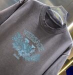 P80 VERSACE*范思*哲2026ss夏季上新 重磅推出320克重高密度面料短袖t恤 吊牌 领标 洗水唛 三标齐全 颜色: 洗水黑色 洗水白色 洗水灰 褐色 码数: S M L XL XXL
