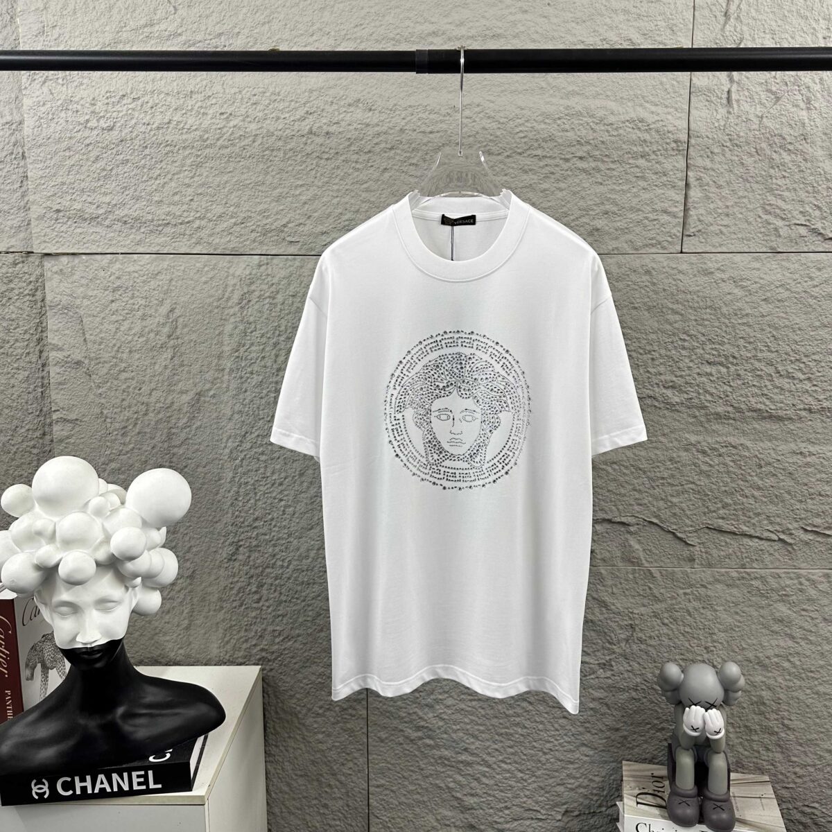 P80 VersAce*范家* 2026 春夏新款 经典字母简约烫钻 定制双纱平纹纯棉面料 短袖T恤 男女同款 颜色 ：黑色 白色 安哥拉红色 尺码： S （90-130斤） M （120-150斤） L （140-165斤） XL （160-180斤） XXL （180-210斤）