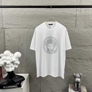 weigou_206634_0_15a2e5bffc P80 VersAce*范家* 2026 春夏新款 经典字母简约烫钻 定制双纱平纹纯棉面料 短袖T恤 男女同款 颜色 :黑色 白色 安哥拉红色 尺码: S (90-130斤) M (120-150斤) L (140-165斤) XL (160-180斤) XXL (180-210斤)