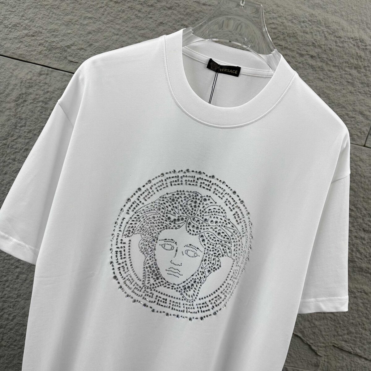 P80 VersAce*范家* 2026 春夏新款 经典字母简约烫钻 定制双纱平纹纯棉面料 短袖T恤 男女同款 颜色 ：黑色 白色 安哥拉红色 尺码： S （90-130斤） M （120-150斤） L （140-165斤） XL （160-180斤） XXL （180-210斤）