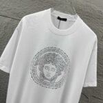 P80 VersAce*范家* 2026 春夏新款 经典字母简约烫钻 定制双纱平纹纯棉面料 短袖T恤 男女同款 颜色 ：黑色 白色 安哥拉红色 尺码： S （90-130斤） M （120-150斤） L （140-165斤） XL （160-180斤） XXL （180-210斤）