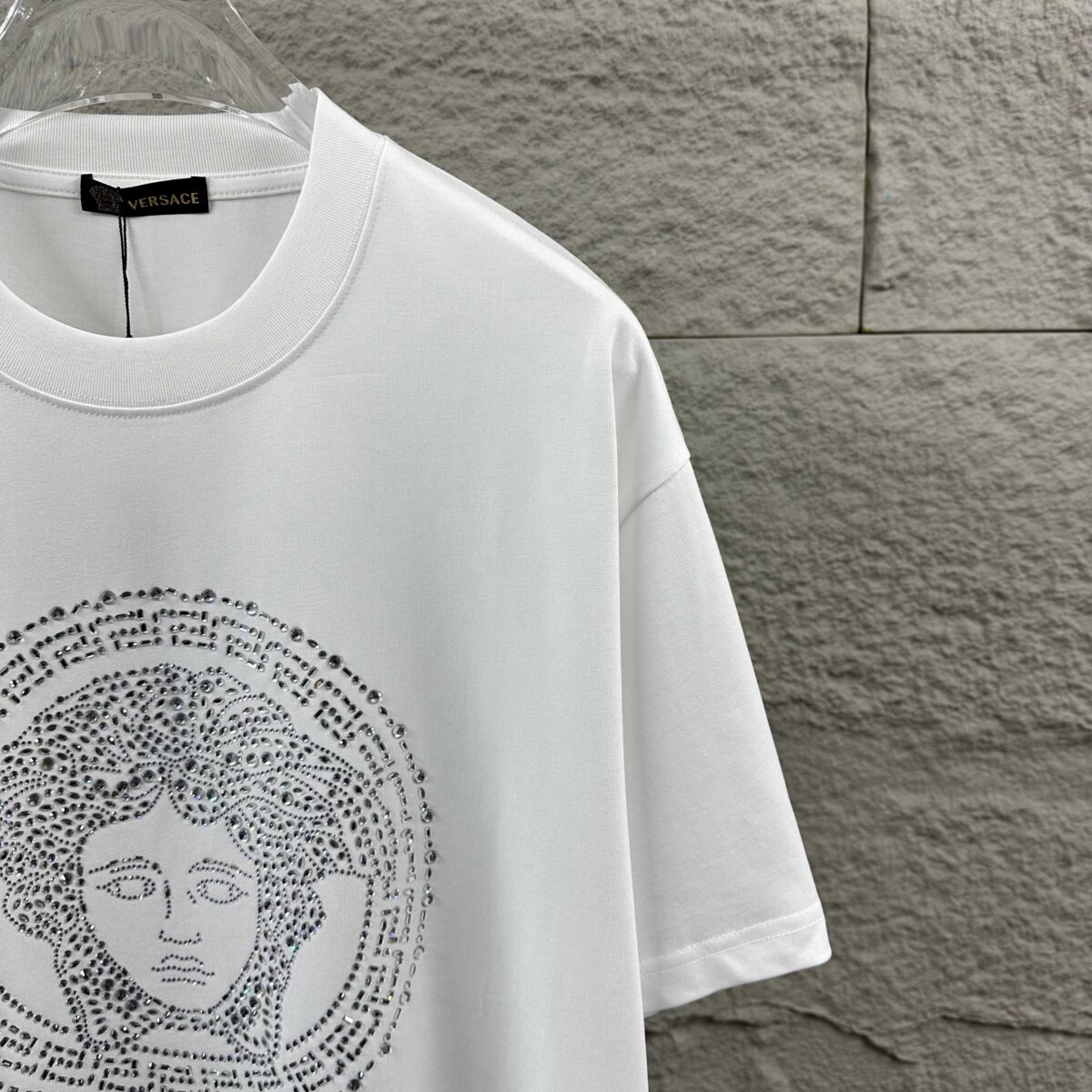 P80 VersAce*范家* 2026 春夏新款 经典字母简约烫钻 定制双纱平纹纯棉面料 短袖T恤 男女同款 颜色 ：黑色 白色 安哥拉红色 尺码： S （90-130斤） M （120-150斤） L （140-165斤） XL （160-180斤） XXL （180-210斤）
