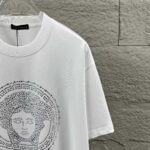 P80 VersAce*范家* 2026 春夏新款 经典字母简约烫钻 定制双纱平纹纯棉面料 短袖T恤 男女同款 颜色 ：黑色 白色 安哥拉红色 尺码： S （90-130斤） M （120-150斤） L （140-165斤） XL （160-180斤） XXL （180-210斤）