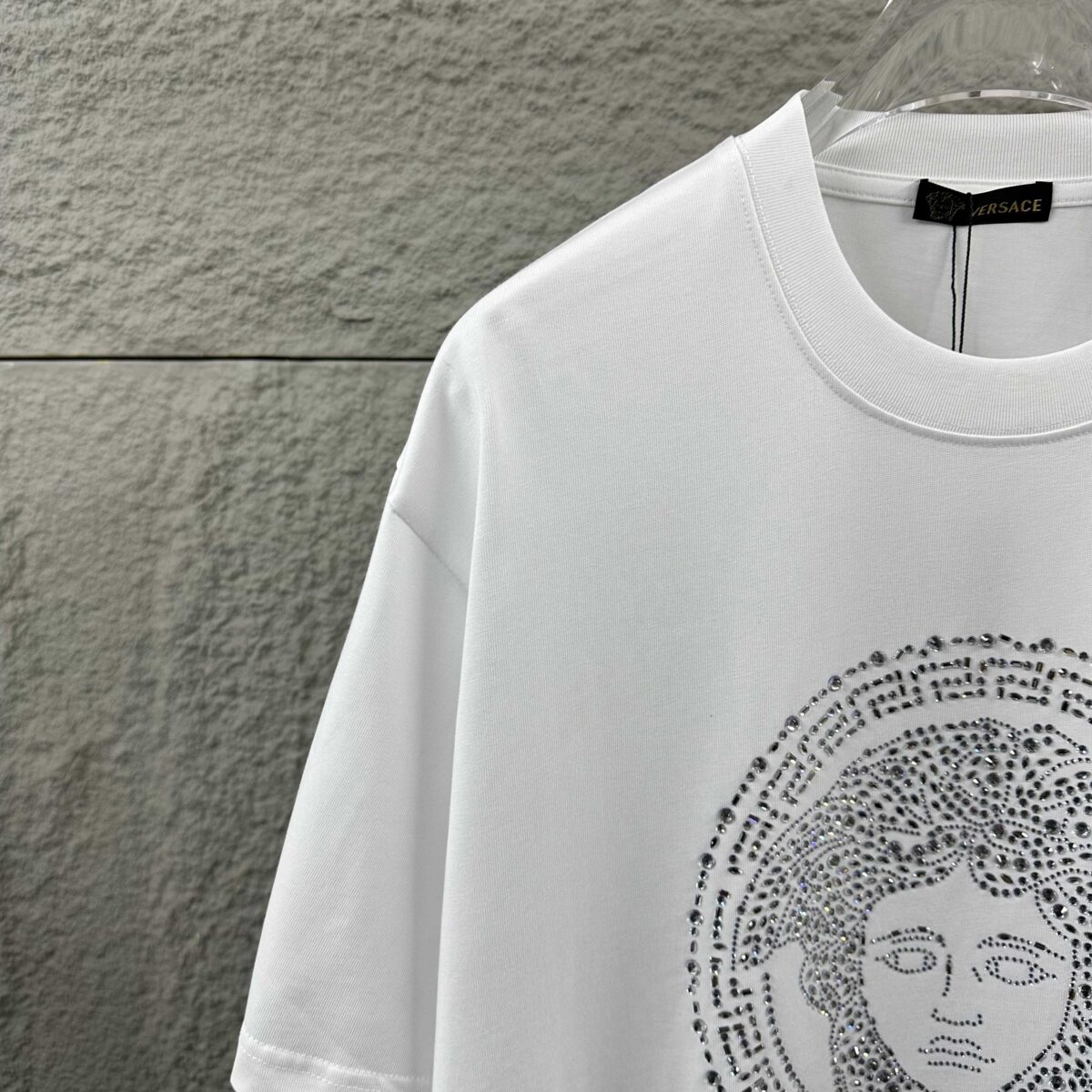 P80 VersAce*范家* 2026 春夏新款 经典字母简约烫钻 定制双纱平纹纯棉面料 短袖T恤 男女同款 颜色 ：黑色 白色 安哥拉红色 尺码： S （90-130斤） M （120-150斤） L （140-165斤） XL （160-180斤） XXL （180-210斤）