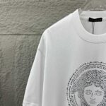 P80 VersAce*范家* 2026 春夏新款 经典字母简约烫钻 定制双纱平纹纯棉面料 短袖T恤 男女同款 颜色 ：黑色 白色 安哥拉红色 尺码： S （90-130斤） M （120-150斤） L （140-165斤） XL （160-180斤） XXL （180-210斤）