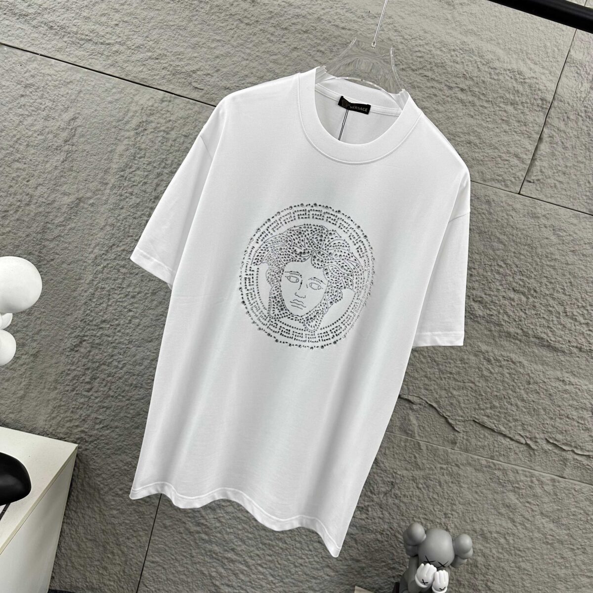 P80 VersAce*范家* 2026 春夏新款 经典字母简约烫钻 定制双纱平纹纯棉面料 短袖T恤 男女同款 颜色 ：黑色 白色 安哥拉红色 尺码： S （90-130斤） M （120-150斤） L （140-165斤） XL （160-180斤） XXL （180-210斤）