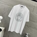 P80 VersAce*范家* 2026 春夏新款 经典字母简约烫钻 定制双纱平纹纯棉面料 短袖T恤 男女同款 颜色 ：黑色 白色 安哥拉红色 尺码： S （90-130斤） M （120-150斤） L （140-165斤） XL （160-180斤） XXL （180-210斤）