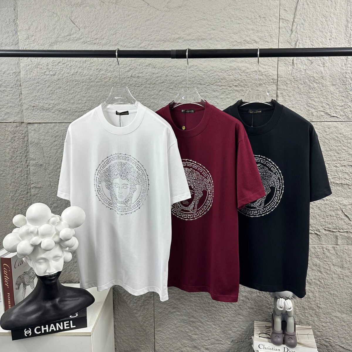 P80 VersAce*范家* 2026 春夏新款 经典字母简约烫钻 定制双纱平纹纯棉面料 短袖T恤 男女同款 颜色 ：黑色 白色 安哥拉红色 尺码： S （90-130斤） M （120-150斤） L （140-165斤） XL （160-180斤） XXL （180-210斤）