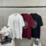 P80 VersAce*范家* 2026 春夏新款 经典字母简约烫钻 定制双纱平纹纯棉面料 短袖T恤 男女同款 颜色 ：黑色 白色 安哥拉红色 尺码： S （90-130斤） M （120-150斤） L （140-165斤） XL （160-180斤） XXL （180-210斤）