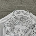 P80 VersAce*范家* 2026 春夏新款 经典字母简约烫钻 定制双纱平纹纯棉面料 短袖T恤 男女同款 颜色 ：黑色 白色 安哥拉红色 尺码： S （90-130斤） M （120-150斤） L （140-165斤） XL （160-180斤） XXL （180-210斤）