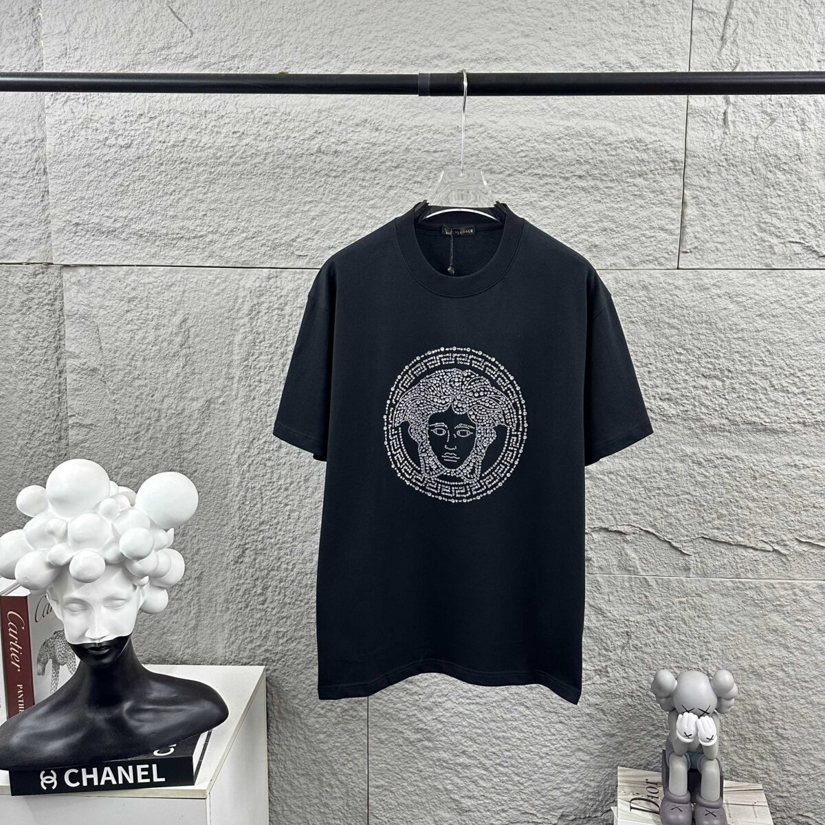 weigou_206685_0_b53329c96c P80 VersAce*范家* 2026 春夏新款 经典字母简约烫钻 定制双纱平纹纯棉面料 短袖T恤 男女同款 颜色 :黑色 白色 安哥拉红色 尺码: S (90-130斤) M (120-150斤) L (140-165斤) XL (160-180斤) XXL (180-210斤)
