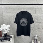 weigou_206685_0_b53329c96c P80 VersAce*范家* 2026 春夏新款 经典字母简约烫钻 定制双纱平纹纯棉面料 短袖T恤 男女同款 颜色 :黑色 白色 安哥拉红色 尺码: S (90-130斤) M (120-150斤) L (140-165斤) XL (160-180斤) XXL (180-210斤)